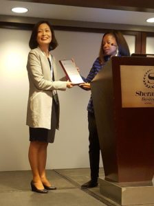 Yuri Jang receives her mentorship award at GSA conference