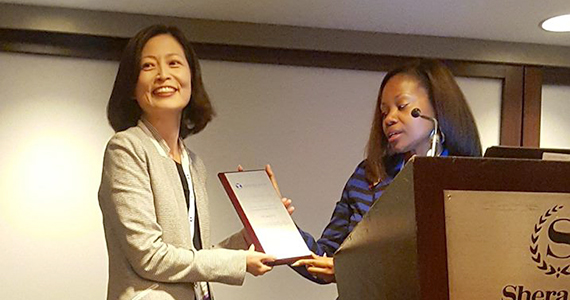 Yuri Jang receiving her GSA award